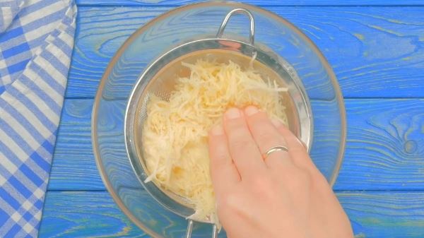 Большой драник на сковороде: рецепт без лишних заморочек