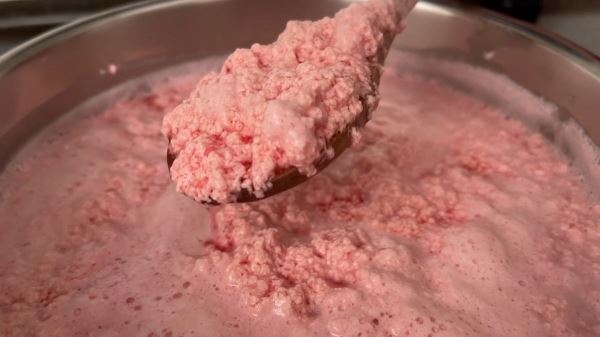 Домашний розовый сыр: как получить необычный цвет