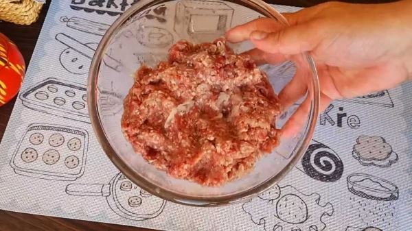 Дрожжевой пирог с мясом: пышное тесто и много начинки