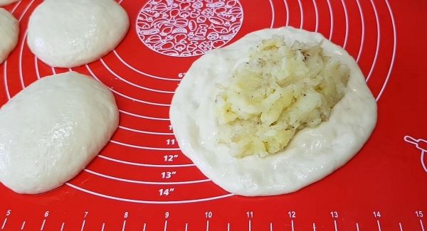Дрожжевые пирожки с картошкой на сковороде