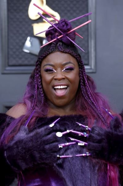 Глиттер на бровях и макияж Невесты Чаки: худшие бьюти-образы с церемонии «Грэмми – 2022»