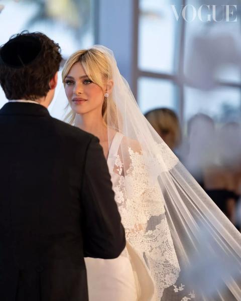 Образ дня: невеста Бруклина Бекхэма в кутюрном платье Valentino