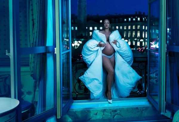 Рианна плюс один: смотрите фото беременной звезды в шикарной съемке Vogue