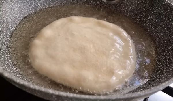 Румяные лепешки из риса на сковороде