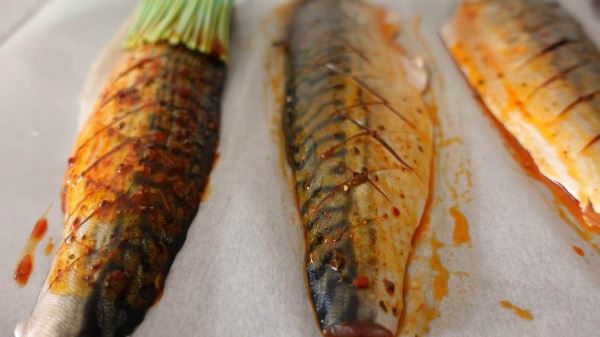 Сочная скумбрия с овощами на сковороде: вкусная рыба без запаха
