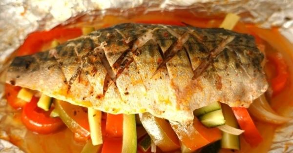 Сочная скумбрия с овощами на сковороде: вкусная рыба без запаха