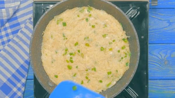 Большой драник на сковороде: рецепт без лишних заморочек