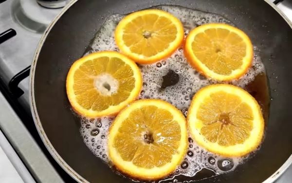Брауни с карамелизированными апельсинами на сковороде