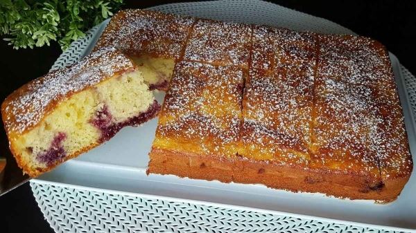 Быстрый пирог с ягодным вареньем: всего 10 минут — и в духовку