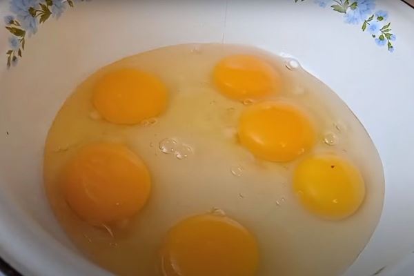 Гренки с яйцом на сковороде