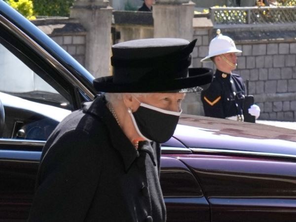 Личная открытка и фотография супруга: новые детали похорон принца Филиппа