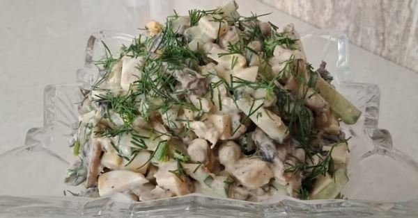 Нежный грибной салат с огурцами