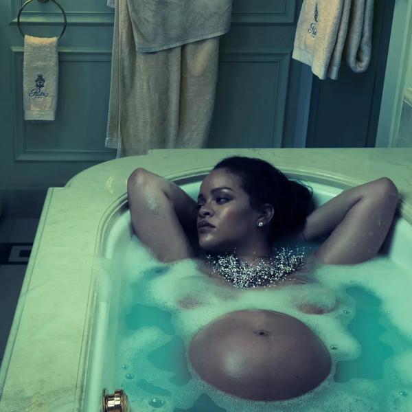 Рианна плюс один: смотрите фото беременной звезды в шикарной съемке Vogue