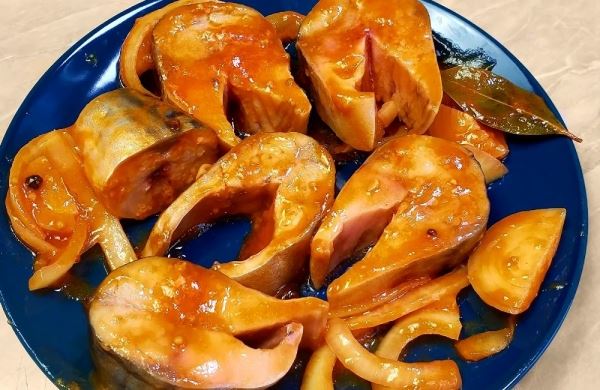 Скумбрия в томатном маринаде: получается вкуснее красной рыбы
