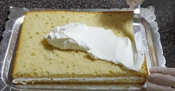 Торт «Белоснежка» со сливочным кремом и кокосовой стружкой